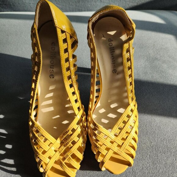 Vintage y2k DOLLHOUSE Yellow Basket Weave Cage Pumps with Wooden Heel. Size 7. - Picture 2 of 5